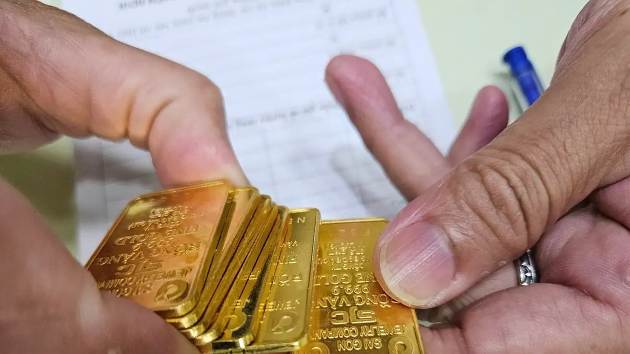 تدافع المواطنون في طوابير ضخمة عقب انخفاض أسعار خواتم الذهب بشكل ملحوظ